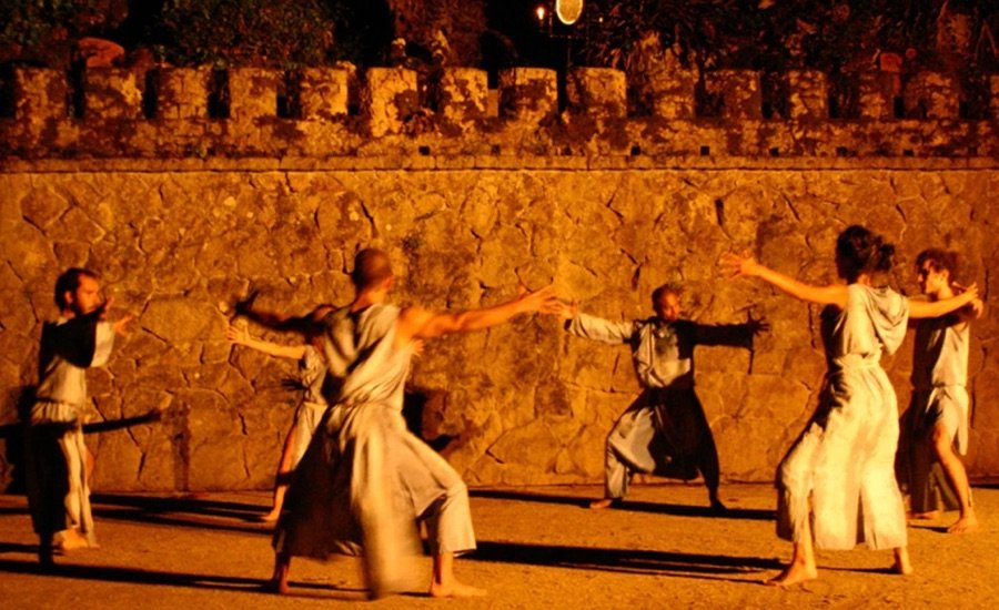 Companhia de Dança Amalgama em atuação noturna junto a uma muralha